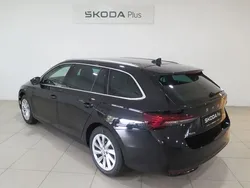 Negro Usado 2024 Skoda Octavia Selection Familiar | 33.800 € (Precio justo)