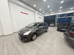 Gris / plata Usado 2015 Peugeot 5008 Active Monovolumen | 6990 € (Precio justo)