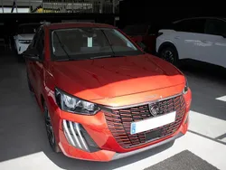 Rojo Nuevo 2025 Peugeot 208 Allure Utilitario | 20.600 € (Precio justo)
