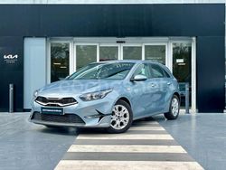 Gris / plata Usado 2024 Kia Ceed Berlina | 18.900 € (Precio justo)