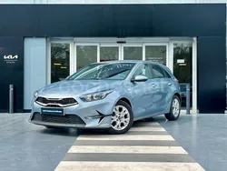 Gris / plata Usado 2024 Kia Ceed Berlina | 18.900 € (Precio justo)