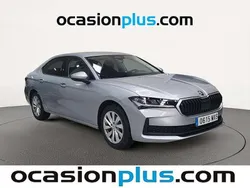 Plateado Nuevo 2025 Skoda Superb Essence Berlina | 29.557 € (Super precio)