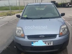 Gris / plata Usado 2007 Ford Fiesta Ambiente Utilitario | 2100 € (Precio justo)