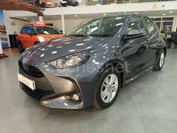 Gris / plata Usado 2022 Toyota Yaris Hybrid Active Berlina | 17.900 € (Buen precio)