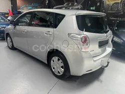 Gris / plata Usado 2010 Toyota Verso Multidrive S Monovolumen | 7650 €