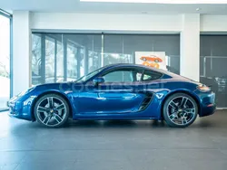 Azul gentian metalizado Usado 2023 Porsche 718 Cayman Coupe | 85.990 € (Un poco caro)