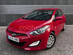 Rojo Usado 2012 Hyundai i30 Comfort Berlina | 8999 €