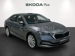 Gris / plateado Usado 2025 Skoda Octavia Selection Berlina | 27.990 € (Super precio)