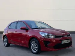 Rojo Usado 2023 Kia Rio Berlina | 14.800 € (Precio justo)