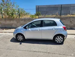 Gris / plata Usado 2011 Toyota Yaris Connect Style Berlina | 9000 € (Un poco caro)