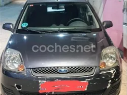 Gris / plata Usado 2006 Ford Fiesta Trend Utilitario | 2600 € (Precio justo)