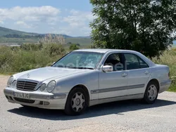 Gris / plata Usado 2001 Mercedes E220 Classic Berlina | 999 €