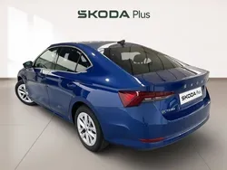 Azul Usado 2024 Skoda Octavia Ambition | 26.650 € (Un poco caro)