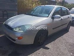 Gris / plata Usado 2000 Ford Focus Trend Berlina | 1990 € (Precio justo)