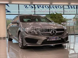 Gris / plata Usado 2015 Mercedes CLA220 AMG line Berlina | 26.500 € (Un poco caro)
