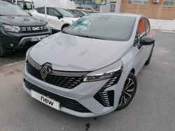 Gris / plata Usado 2023 Renault Clio V Techno Berlina | 18.950 € (Caro)