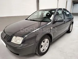 Gris / plata Usado 2001 VW Bora Trendline Berlina | 4990 €