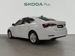 Blanco Usado 2024 Skoda Octavia Ambition | 27.990 € (Un poco caro)