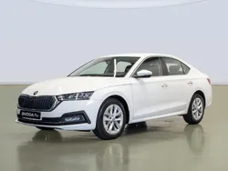 Blanco Usado 2024 Skoda Octavia Selection Berlina | 25.900 € (Buen precio)