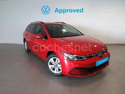 Rojo Usado 2023 VW Golf VIII Life Familiar | 28.995 € (Precio justo)