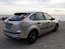 Gris / plata Usado 2005 Ford Focus Trend Berlina | 3200 € (Precio justo)