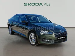 Verde Usado 2023 Skoda Superb Ambition Berlina | 32.490 € (Precio justo)