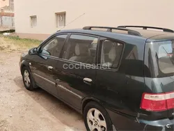 Verde Usado 2005 Kia Carens EX Monovolumen | 2000 €