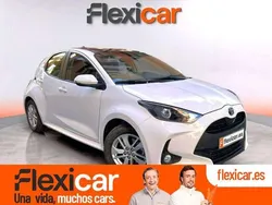 Blanco Usado 2024 Toyota Yaris Hybrid Active Utilitario | 17.990 € (Buen precio)