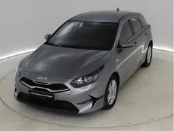 Gris / plata Usado 2024 Kia Ceed Berlina | 19.295 € (Precio justo)