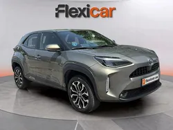 Verde Usado 2024 Toyota Yaris Hybrid Active | 24.090 € (Un poco caro)