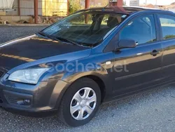 Gris / plata Usado 2006 Ford Focus Trend Berlina | 4100 € (Caro)