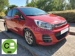 Rojo Usado 2015 Kia Rio Berlina | 8450 € (Precio justo)