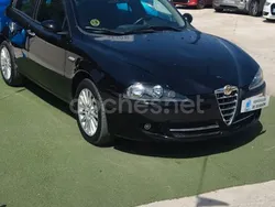 Negro Usado 2008 Alfa Romeo 147 Distinctive Utilitario | 3999 € (Precio justo)