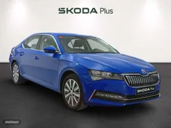 Azul Usado 2022 Skoda Superb Ambition Berlina | 27.200 € (Precio justo)