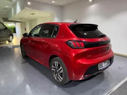 Granate Usado 2023 Peugeot 208 Allure Utilitario | 13.900 € (Precio justo)