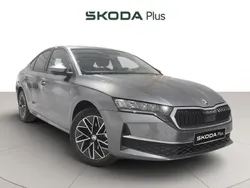 Gris Usado 2024 Skoda Octavia Selection Berlina | 30.490 € (Precio justo)