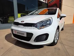 Blanco Usado 2015 Kia Rio Berlina | 9400 € (Precio justo)