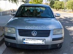 Gris / plata Usado 2001 VW Passat Highline Berlina | 2100 € (Precio justo)