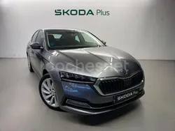 Gris Usado 2024 Skoda Octavia Style Berlina | 27.500 € (Buen precio)