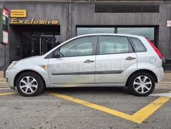 Gris / plata Usado 2007 Ford Fiesta Futura Utilitario | 2995 € (Precio justo)