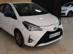 Blanco Usado 2020 Toyota Yaris Hybrid Active Utilitario | 13.000 € (Precio justo)