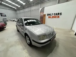 Gris / plata Usado 2001 VW Bora Conceptline Berlina | 3990 €