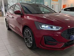 Rojo Usado 2023 Ford Focus ST-Line X Berlina | 20.995 € (Precio justo)