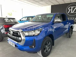 Azul Nuevo 2025 Toyota HiLux Recogida | 46.999 € (Un poco caro)