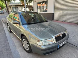 Gris / plata Usado 2001 Skoda Octavia Ambiente Berlina | 3600 €