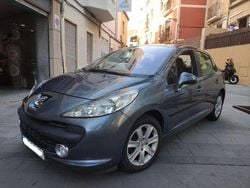 Gris Usado 2008 Peugeot 207 Sport Utilitario | 5100 € (Precio justo)