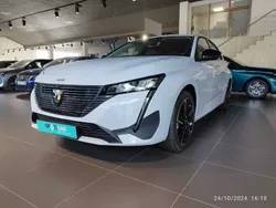 Blanco Nuevo 2024 Peugeot e-208 Allure Utilitario | 32.716 € (Un poco caro)