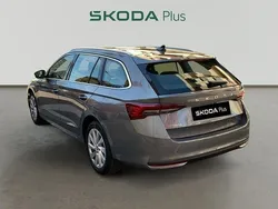 Gris Usado 2024 Skoda Octavia Selection Familiar | 29.890 € (Buen precio)