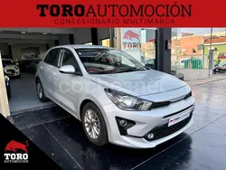 Azul Usado 2022 Kia Rio Berlina | 13.990 € (Precio justo)
