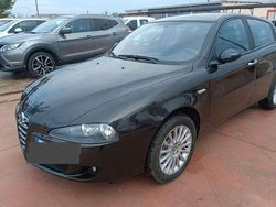 Negro Usado 2005 Alfa Romeo 147 Distinctive Utilitario | 3990 € (Precio justo)